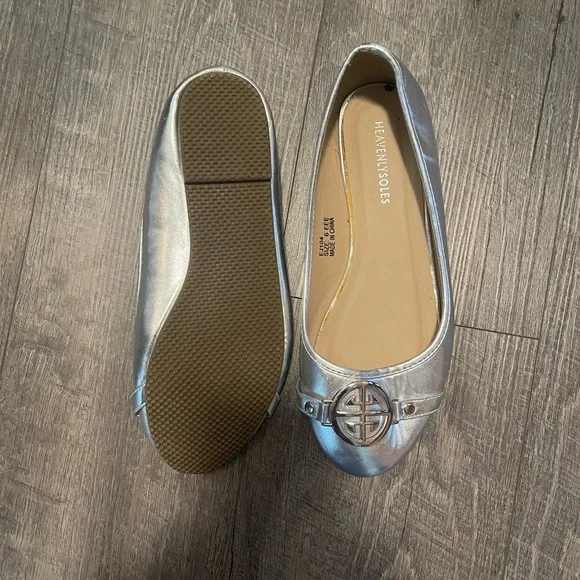 Silver flats with emblem on toes. Size 8W. UK size 6EEE - Picture 4 of 4